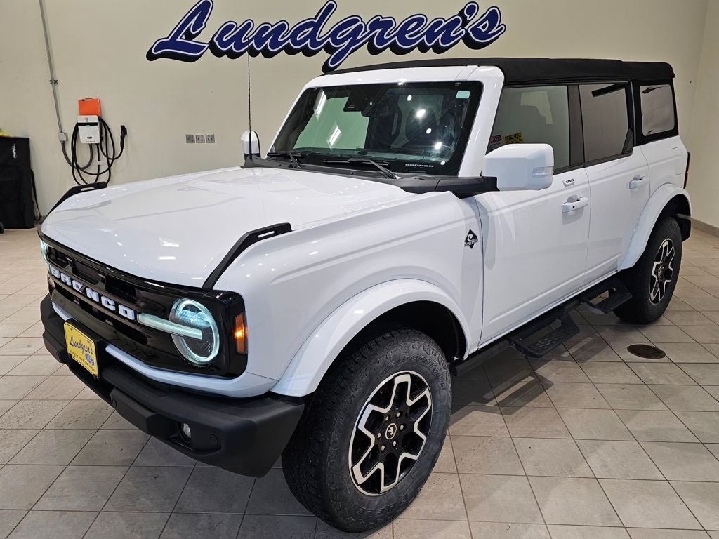 2022 Ford Bronco Outer Banks in Oxford White — front three-quarter view